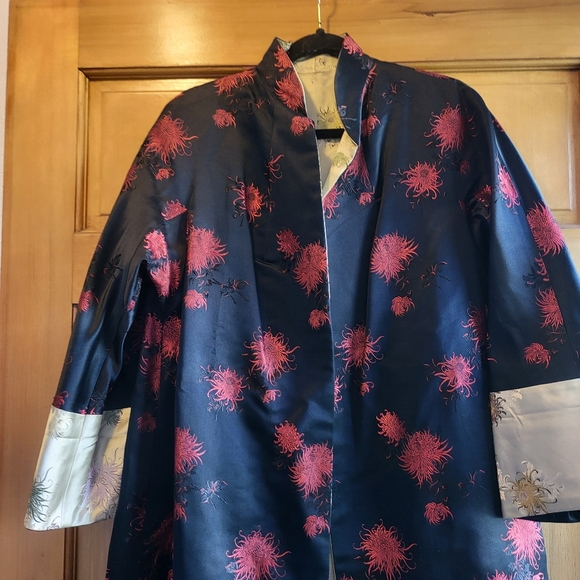 Chinese Reversible Robe Black with Red Details - Picture 2 of 10